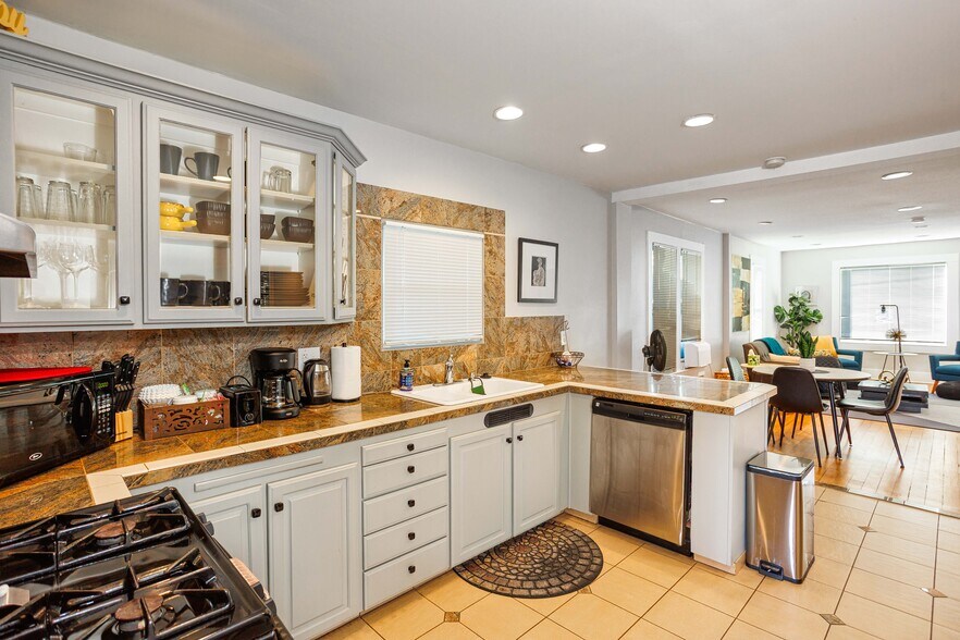 More Photos Of 4124 N Mississippi Ave, Portland Flex For Lease