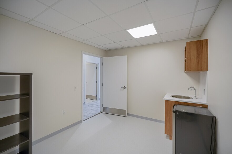 More Photos Of 60-74 Gervais Dr, Toronto Warehouse For Lease