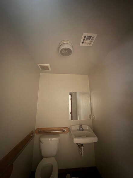 More Photos Of 410 S Eagle Ln, Oklahoma City Manufacturing For Lease