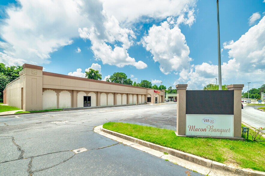 More Photos Of 3720 Bloomfield Village Dr, Macon-Bibb Storefront For Sale