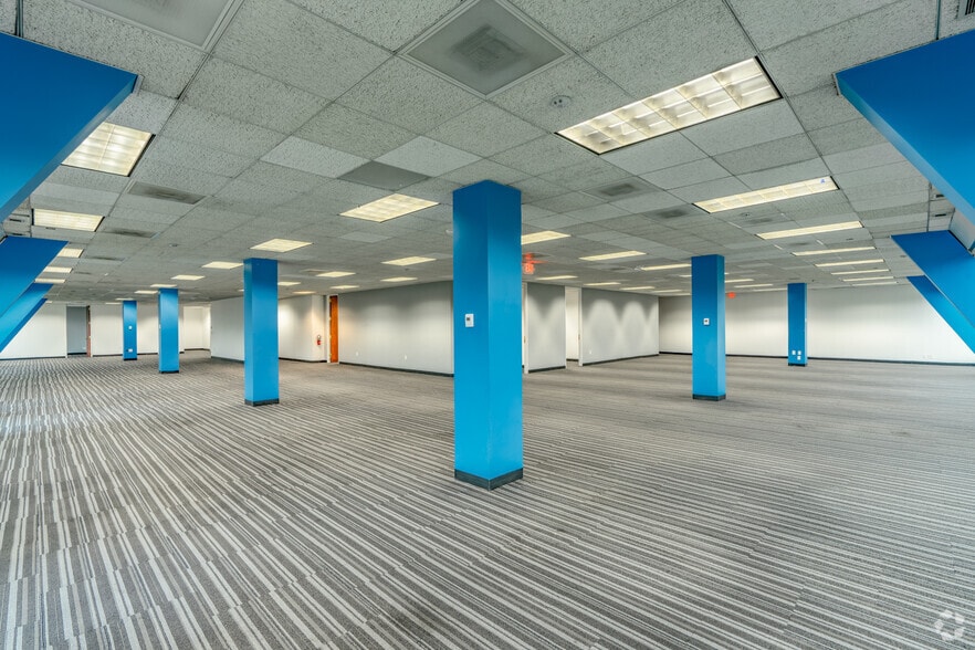 More Photos Of 9140 Arrowpoint Blvd, Charlotte Office For Sale