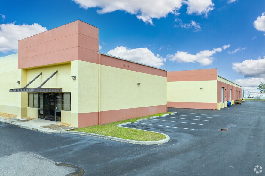 More Photos Of 17121 Cam Ct, Fort Myers Showroom For Lease