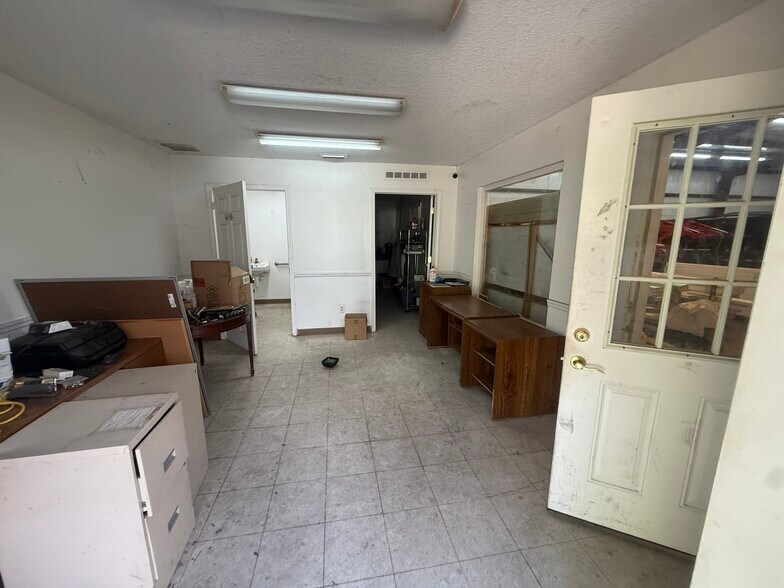 More Photos Of 850500 Us-17, Yulee Warehouse For Lease