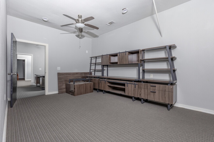 More Photos Of 1024 S First St, Sherman Warehouse For Lease