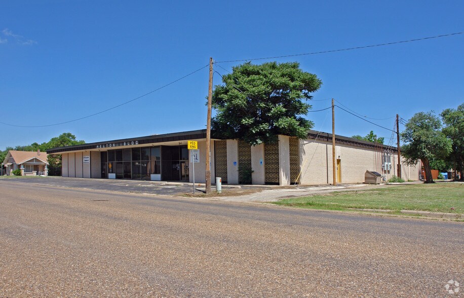 More Photos Of 812 W 8th St, Plainview Office For Sale