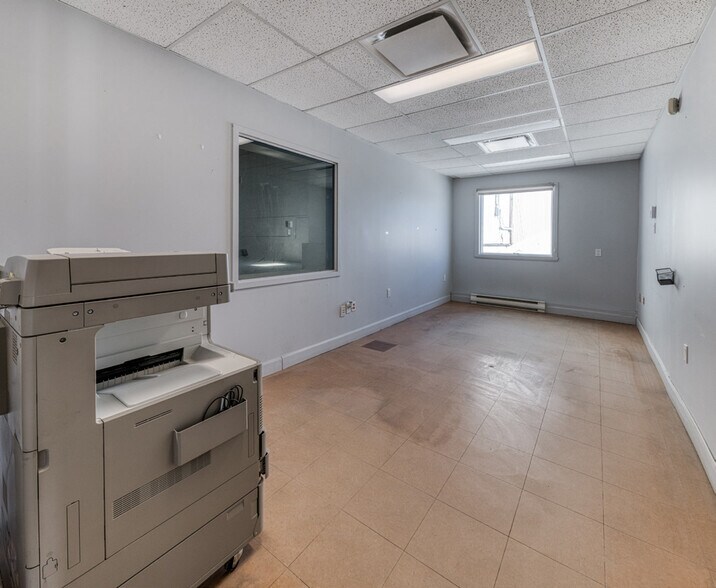 More Photos Of 2711-2715 Louis-XIV Boul, Québec Manufacturing For Lease