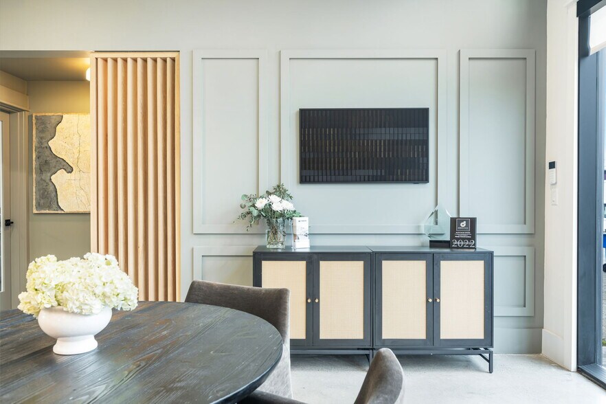 More Photos Of 1464 49th St NW, Seattle Office For Sale