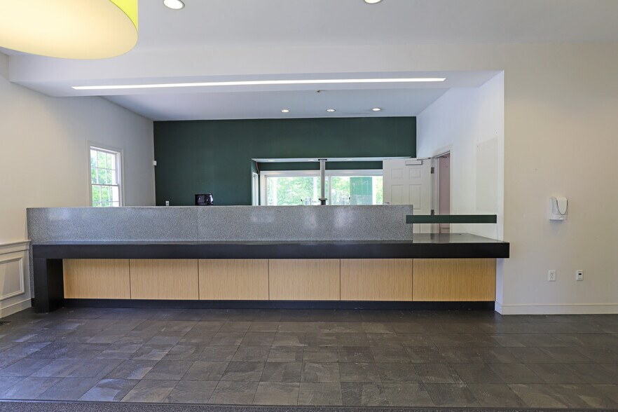 More Photos Of 2 Barlows Landing Rd, Pocasset Bank For Lease