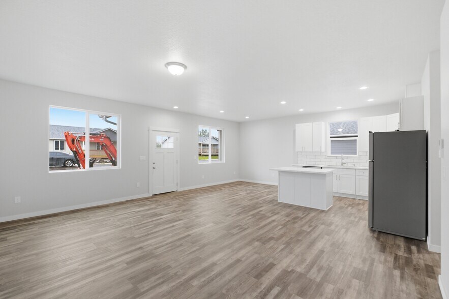 More Photos Of 1230 49th Ave, Sweet Home Multifamily For Sale