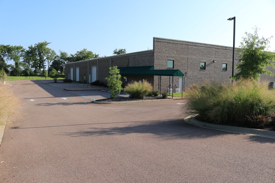 More Photos Of 8804 Caroma St, Olive Branch Flex For Lease