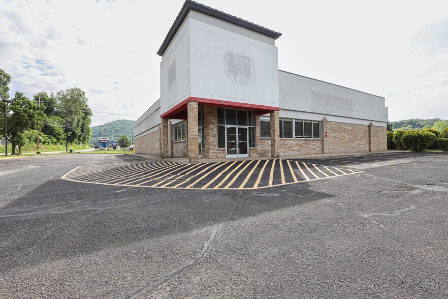 More Photos Of 902 N Lewis St, Glenville Drugstore For Lease