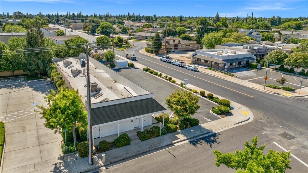 More Photos Of 324-330 Bullard Ave, Clovis Office For Sale