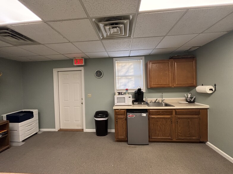 More Photos Of 40 S River Rd, Bedford Office For Lease