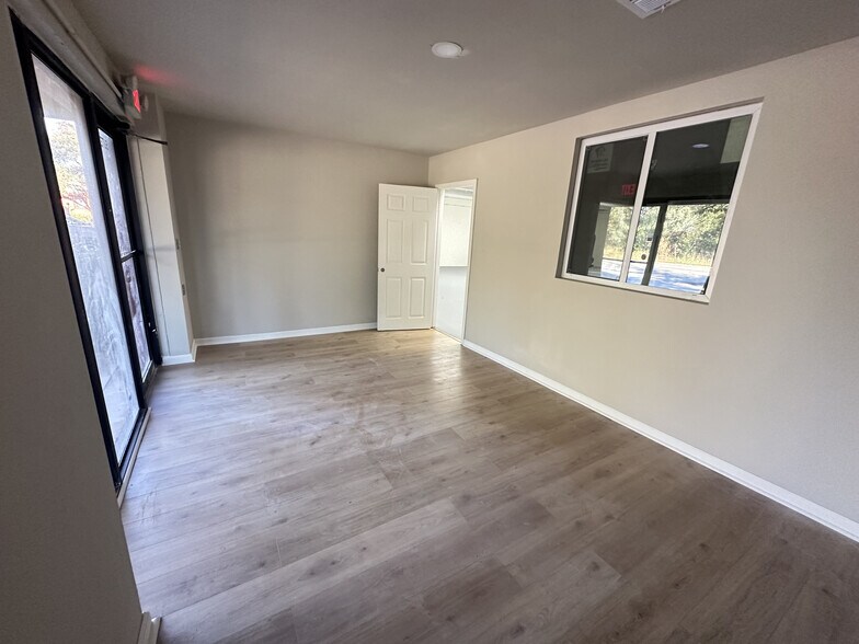 More Photos Of 325 New Neely Ferry Rd, Mauldin Warehouse For Lease