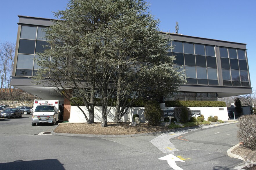 More Photos Of 1111 E Putnam Ave, Greenwich Office For Lease