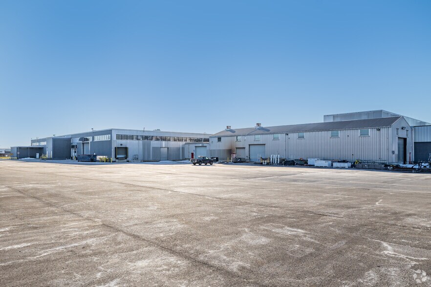 More Photos Of 999 S Oyster Bay Rd, Bethpage Warehouse For Lease