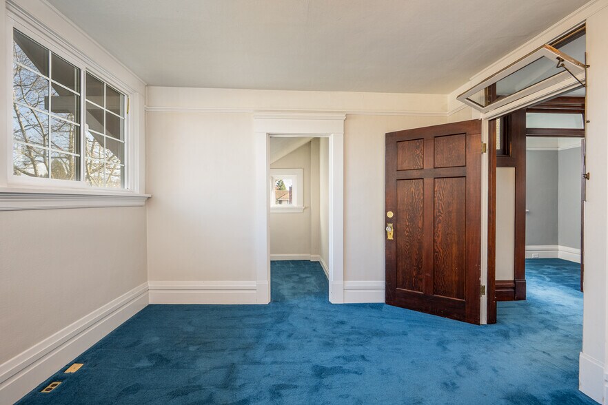 More Photos Of 990 W 7th Ave, Eugene Office For Sale