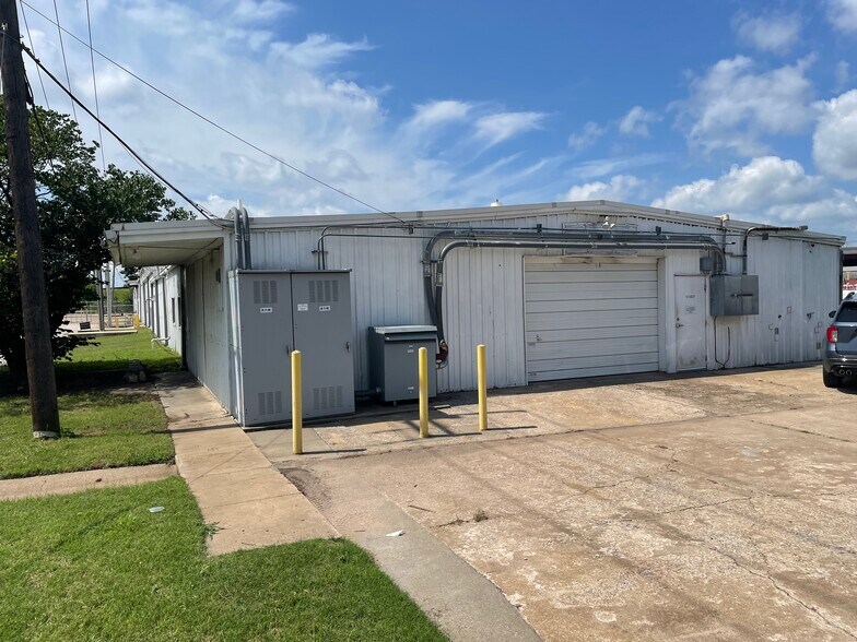 More Photos Of 2216 S Rosedale Ave, Tulsa Manufacturing For Lease