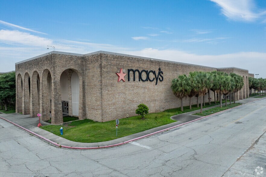 More Photos Of 100 Almeda Mall, Houston Department Store For Lease