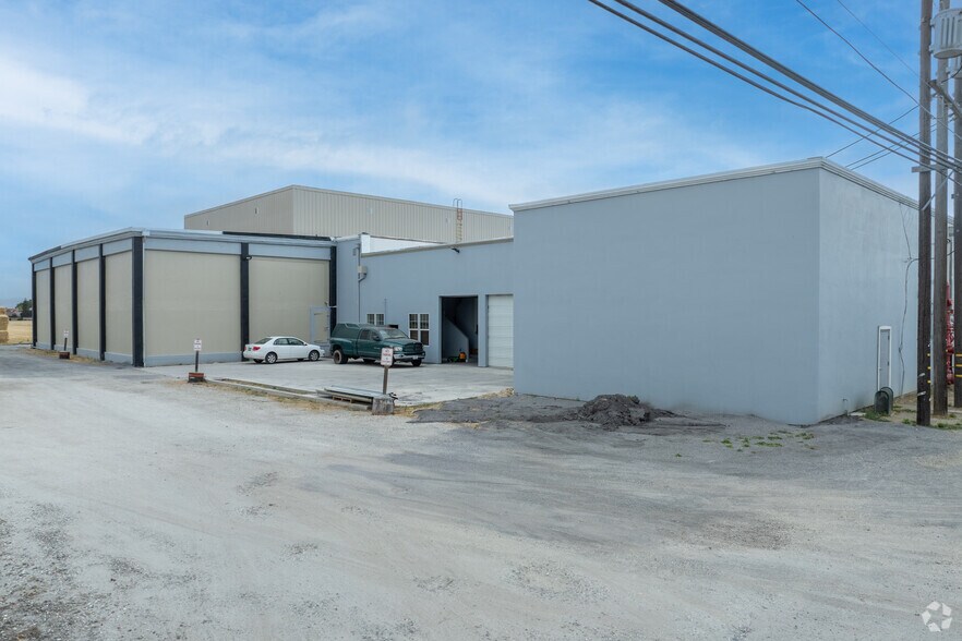 More Photos Of 320 Hillcrest Rd, Hollister Showroom For Sale