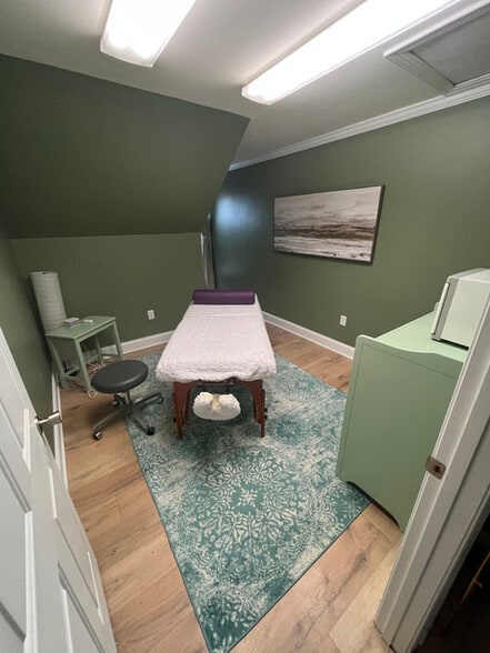 More Photos Of 620 Veterans Pky, Clayton Office For Lease