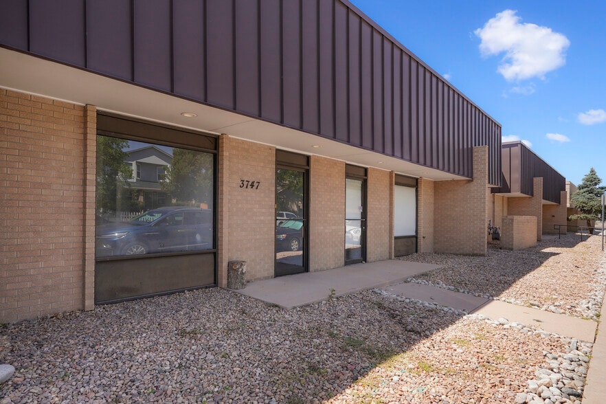 More Photos Of 3737-3747 S Inca St, Englewood Showroom For Lease