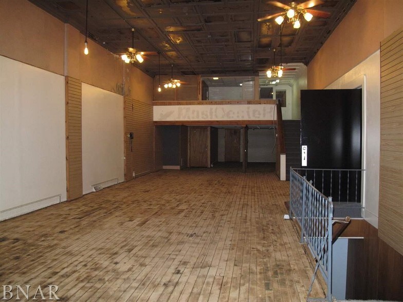More Photos Of 417 N Main St, Bloomington General Retail For Lease