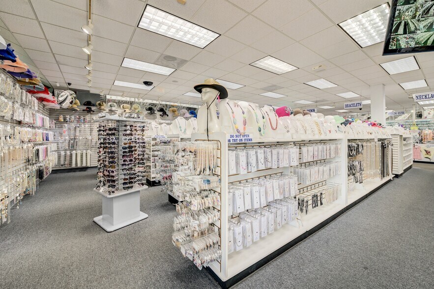 More Photos Of 9345 Olive Blvd, Saint Louis General Retail For Sale