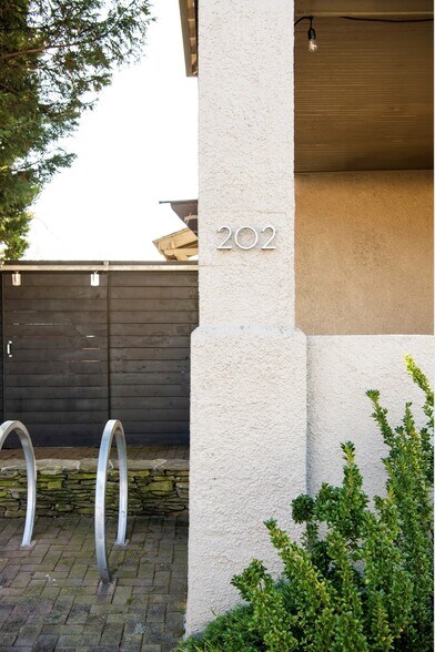 More Photos Of 202 Herndon St, Fredericksburg Office For Sale
