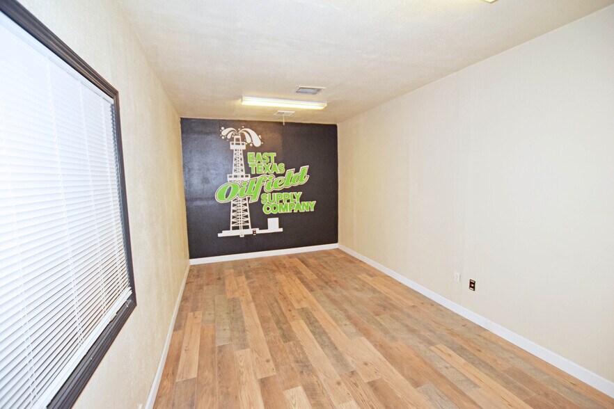 More Photos Of 302 Industrial Ave, Odessa Warehouse For Sale