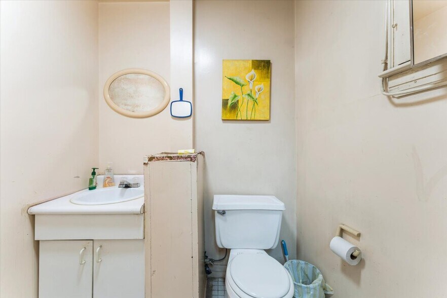 More Photos Of 13210 Hillside Ave, Richmond Hill Storefront Retail Office For Sale