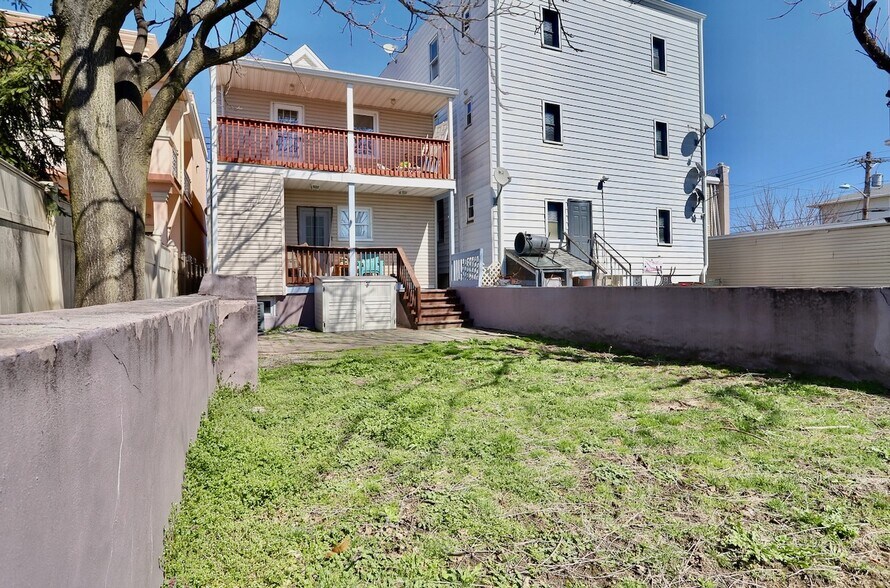 More Photos Of 71 Honiss St, Belleville Apartments For Sale