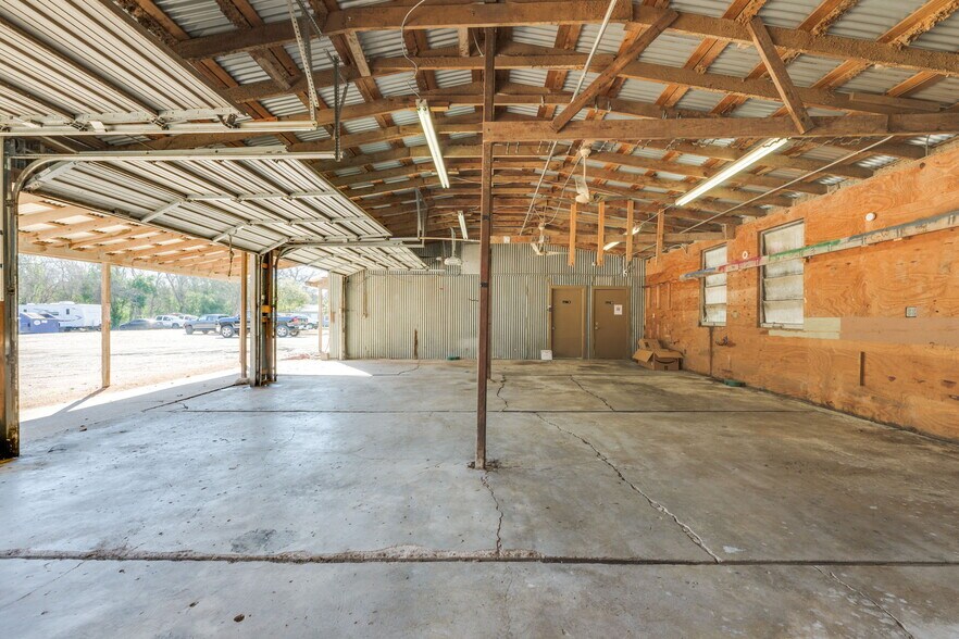 More Photos Of 7310 Sherwood Rd, Austin Flex For Lease