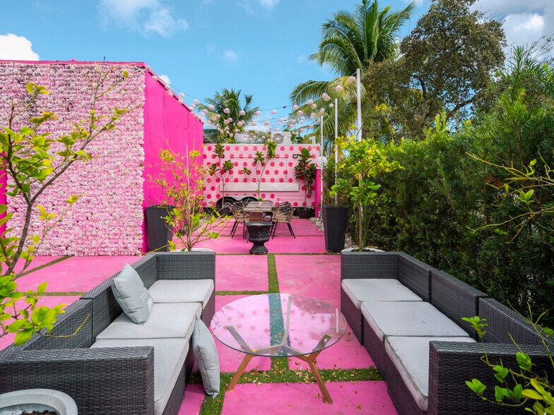 More Photos Of 195 NW 40th St, Miami General Retail For Sale