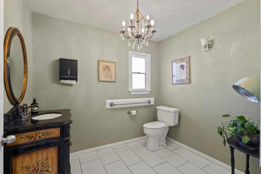 More Photos Of 810 18th St, Plano Office For Sale