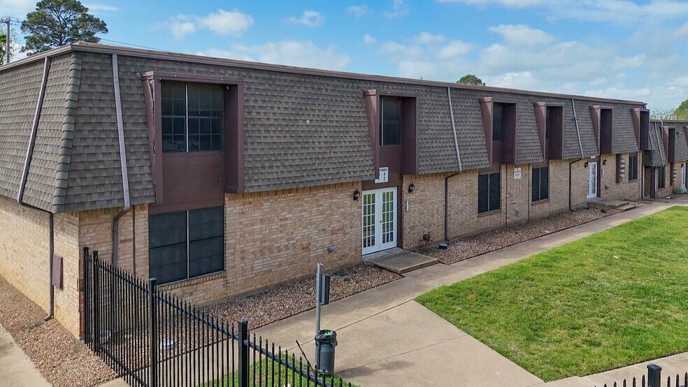 More Photos Of 900 Willowwood St, Denton Dormitory For Sale