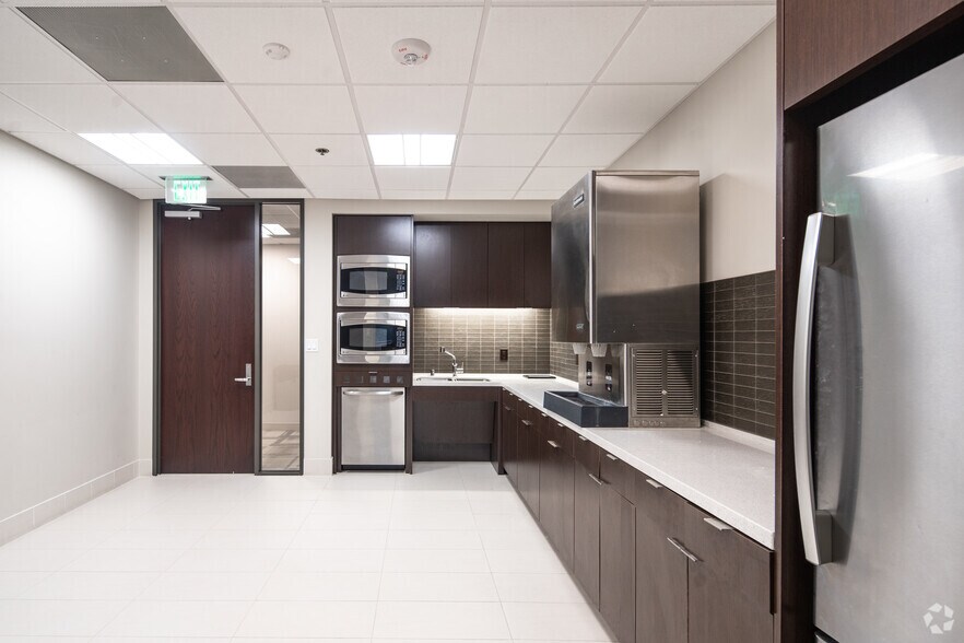 More Photos Of 12222 Merit Dr, Dallas Office For Lease