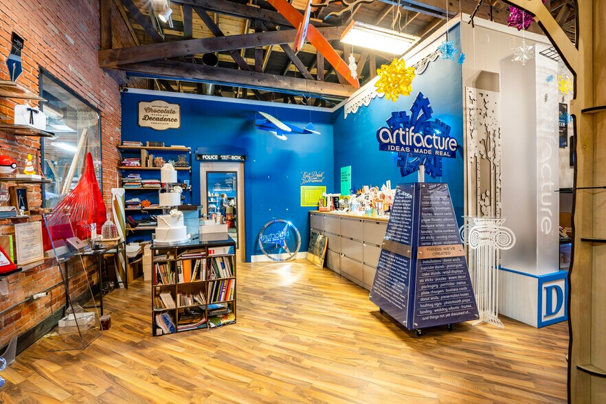 More Photos Of 2005 Wall St, Dallas Showroom For Lease