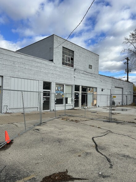 Primary Photo Of 640 N Main St, Oshkosh Storefront Retail Office For Sale