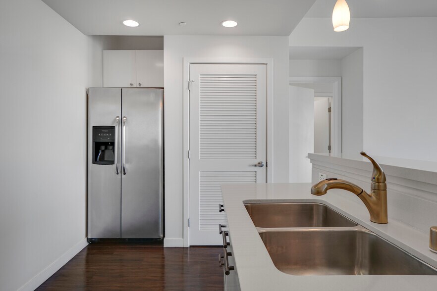 More Photos Of 525 Santa Monica Blvd, Santa Monica Apartments For Sale