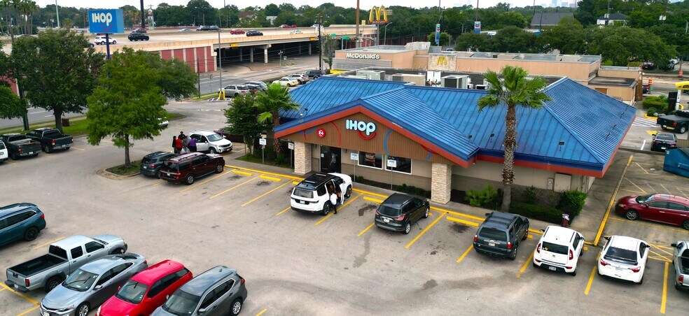 More Photos Of 8715 West Loop S, Houston Unknown For Lease