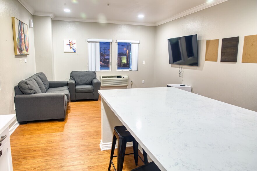 More Photos Of 668 W 28th St, Los Angeles Apartments For Sale