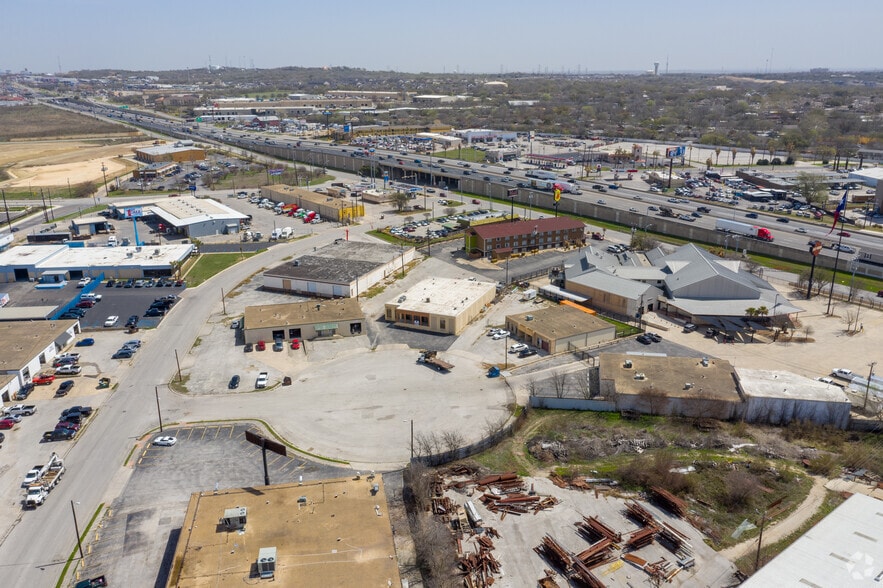 More Photos Of 11116-11120 Watt Cir, San Antonio Light Distribution For Lease