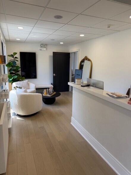 More Photos Of 710 N York Rd, Hinsdale Medical For Lease