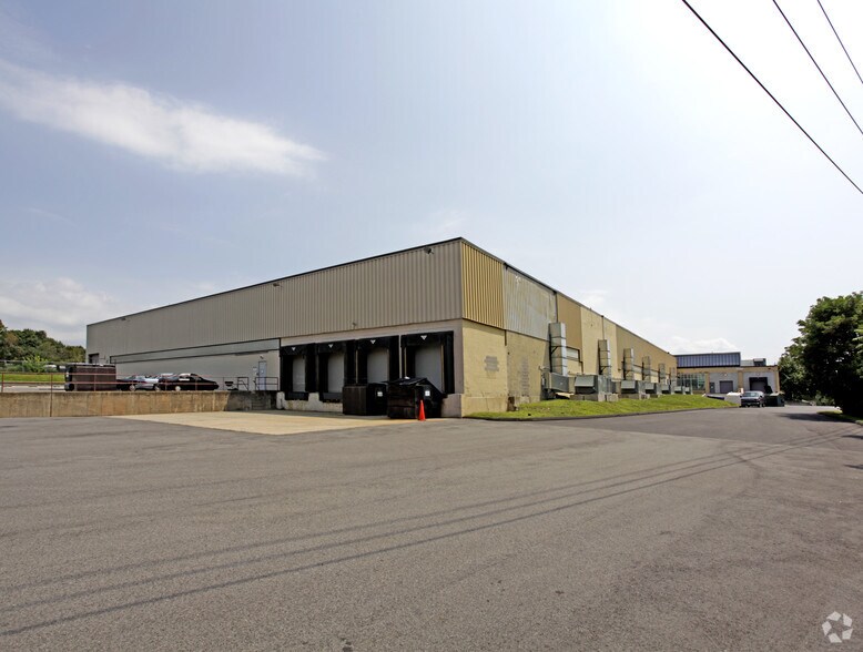 More Photos Of 88-112 Hamilton Ave, Stamford Warehouse For Lease