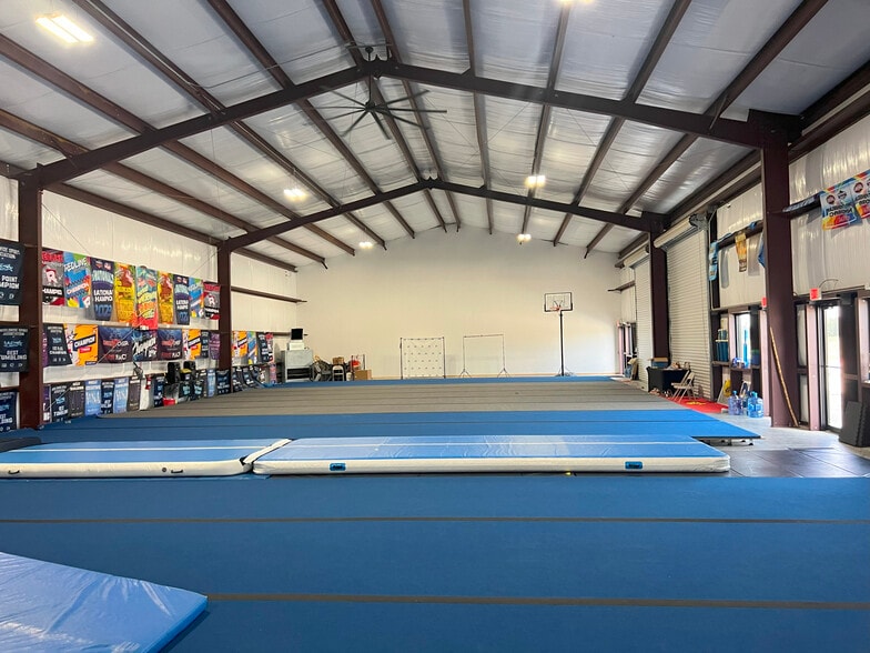 More Photos Of 9210 Highway 36, Needville Showroom For Lease