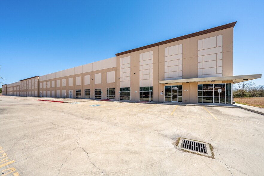 More Photos Of 1732 Universal City Blvd, Universal City Warehouse For Lease