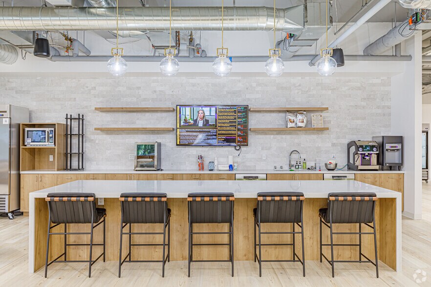 More Photos Of 10089 Willow Creek Rd, San Diego Office For Lease