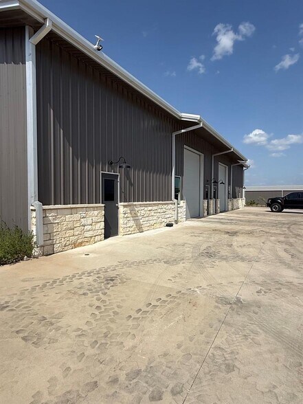 More Photos Of 30307 Ranch Road 12, Dripping Springs Warehouse For Lease