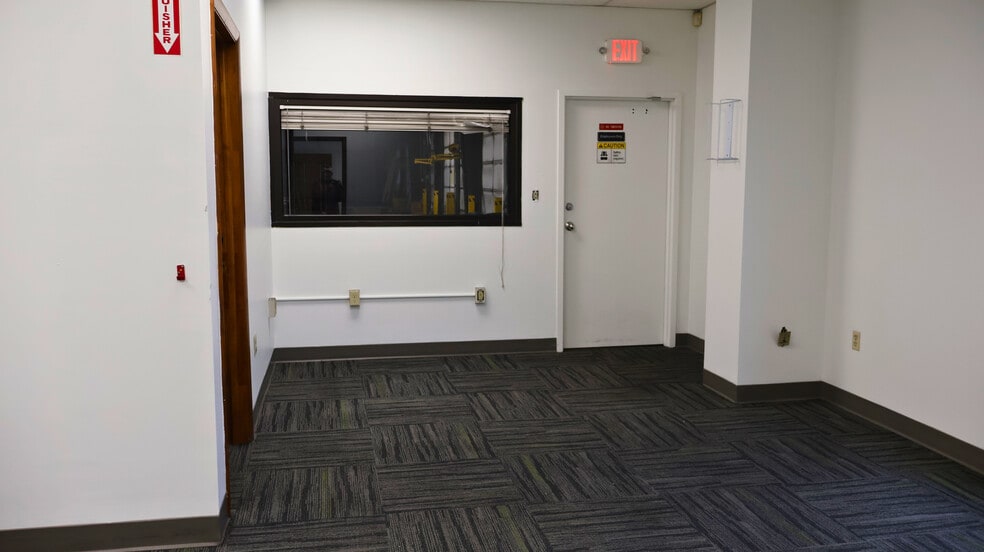 More Photos Of 300 Russell Dr, Middletown Warehouse For Lease